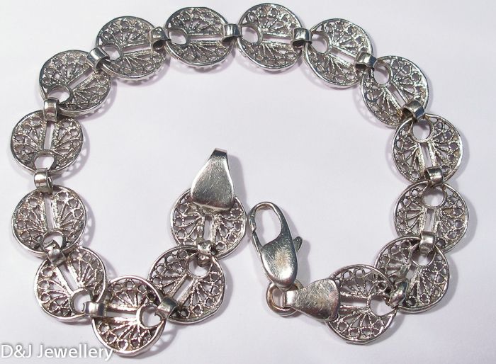 LOVELY LADIES 9ct WHITE GOLD FANCY BRACELET  