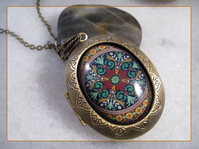 on sale victorian style brass picture locket pendant necklace 7715