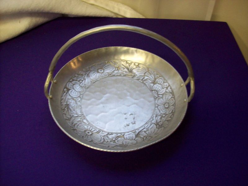 VINTAGE INTAGLIO DESIGN FORGED ALUMINUM SERVING BOWL c  