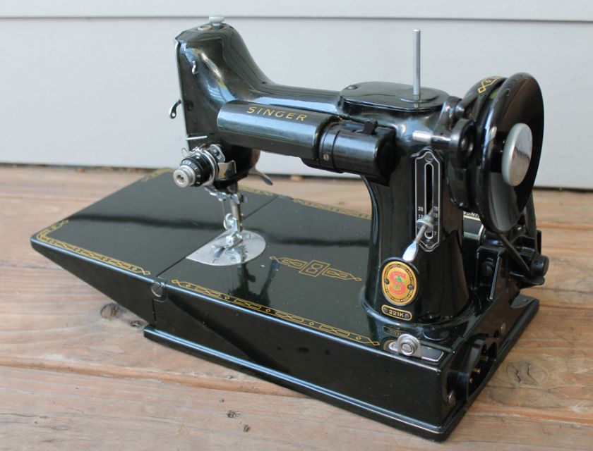 VINTAGE Singer 221 K 221K Featherweight Sewing Machine and Case  