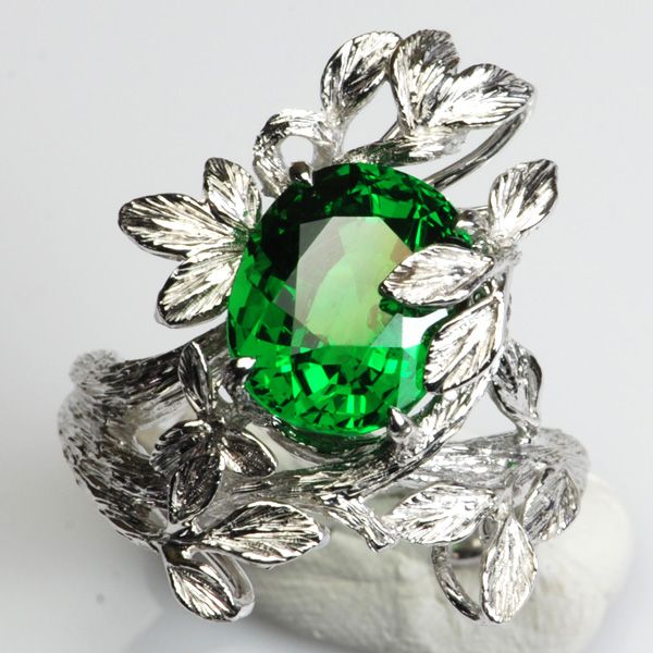   gold metal weight 8 85 grams ring size 7 gem type tsavorite garnet gem