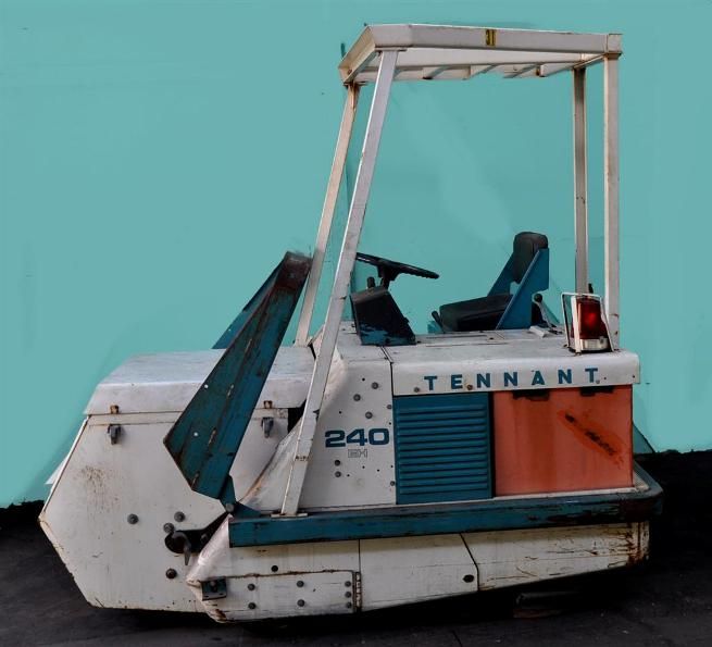 TENNANT 240EH HI DUMP HYDRAULIC / ELECTRIC FLOOR SWEEPER with 42   53 