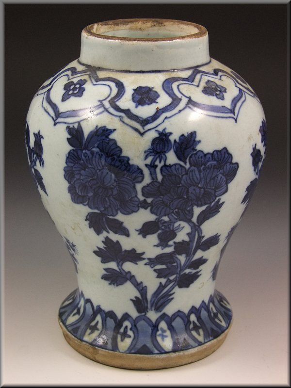 Wonderful 17th / 18th Century Chinese Porcelain Vase  