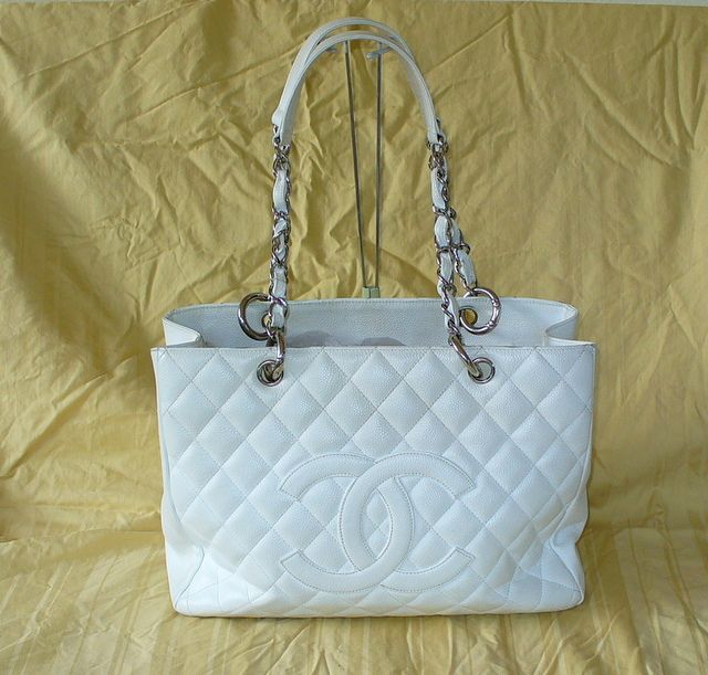   WHITE QUILTED CAVIAR LEATHER GRAND SHOPPER TOTE GST PRE OWNED  
